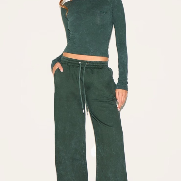 PRETTYLITTLETHING FOREST GREEN WASHED LOW RISE OVERSIZED WIDE LEG SWEATPANTS - Picture 3 of 4